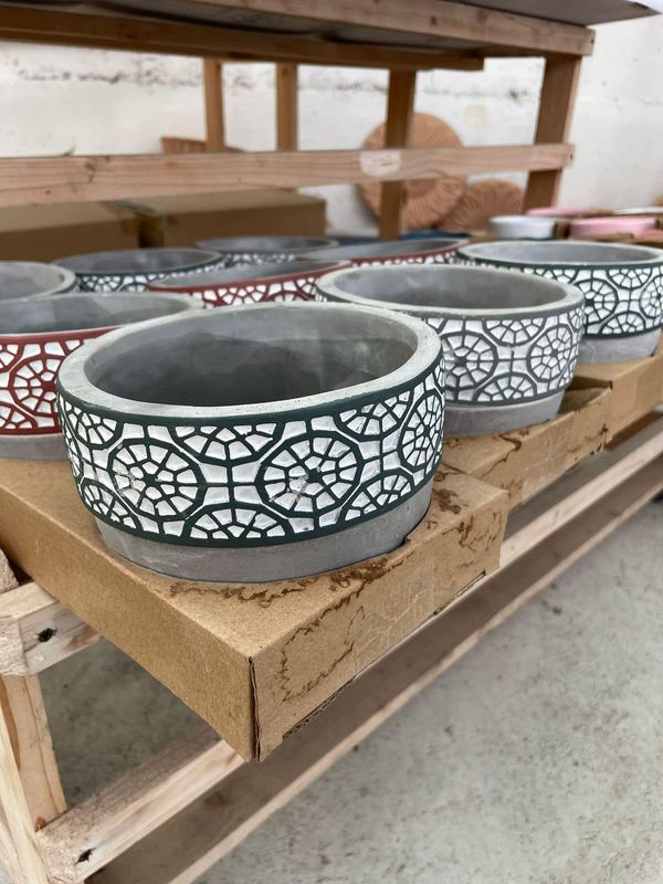 Vasi decorativi in ​​ceramica con motivi in ​​bianco e nero su scaffali di legno in un laboratorio.