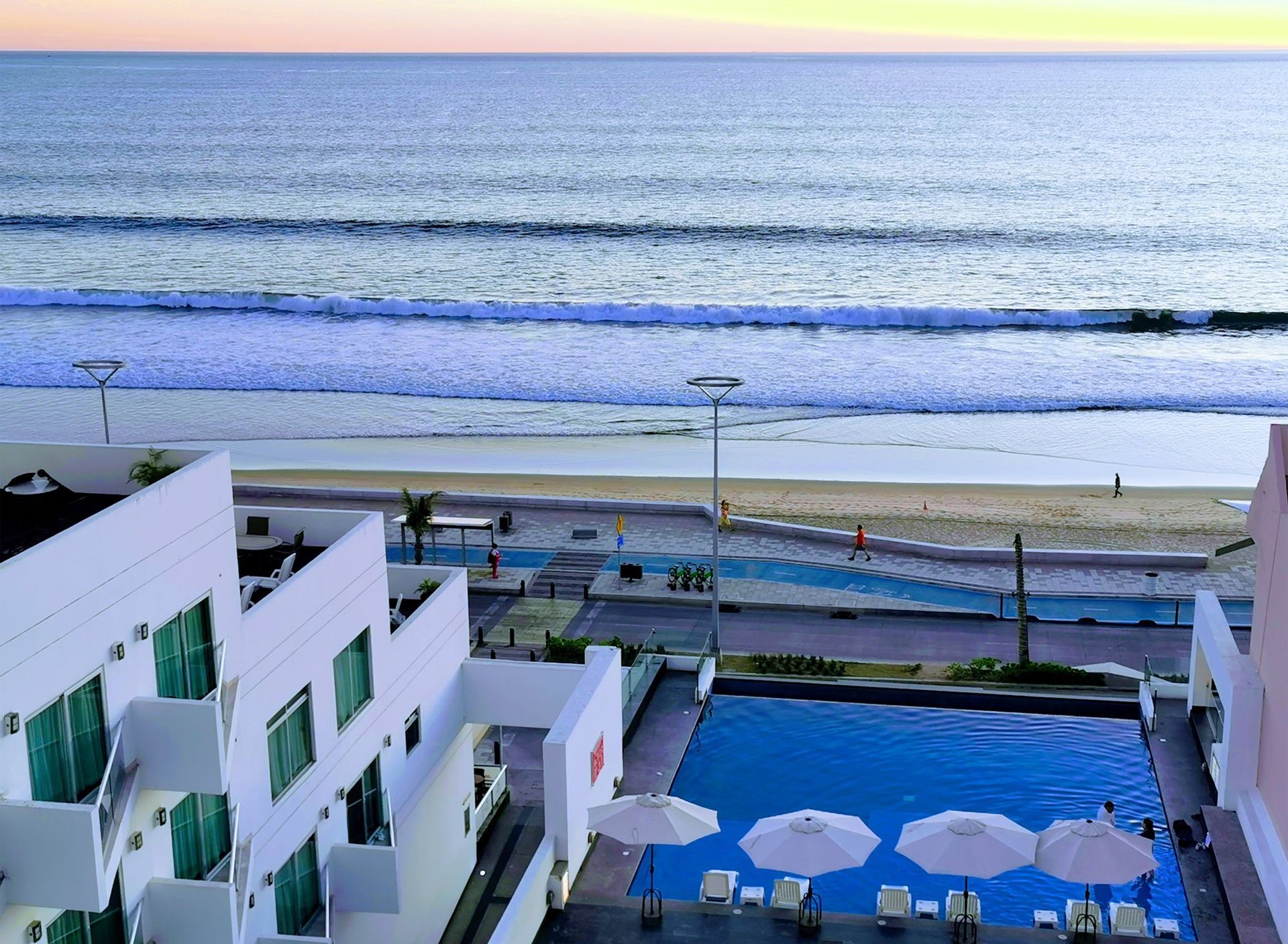Vista del Malecón y la playa desde hotel en Mazatlán