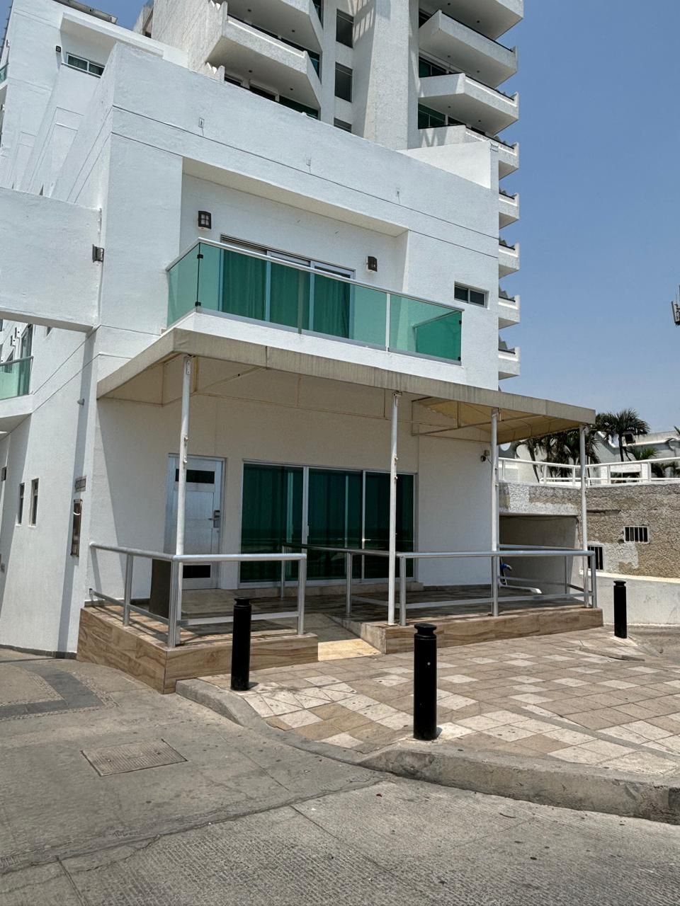 Terraza  Coral Island hotel en Mazatlan frente al mar 