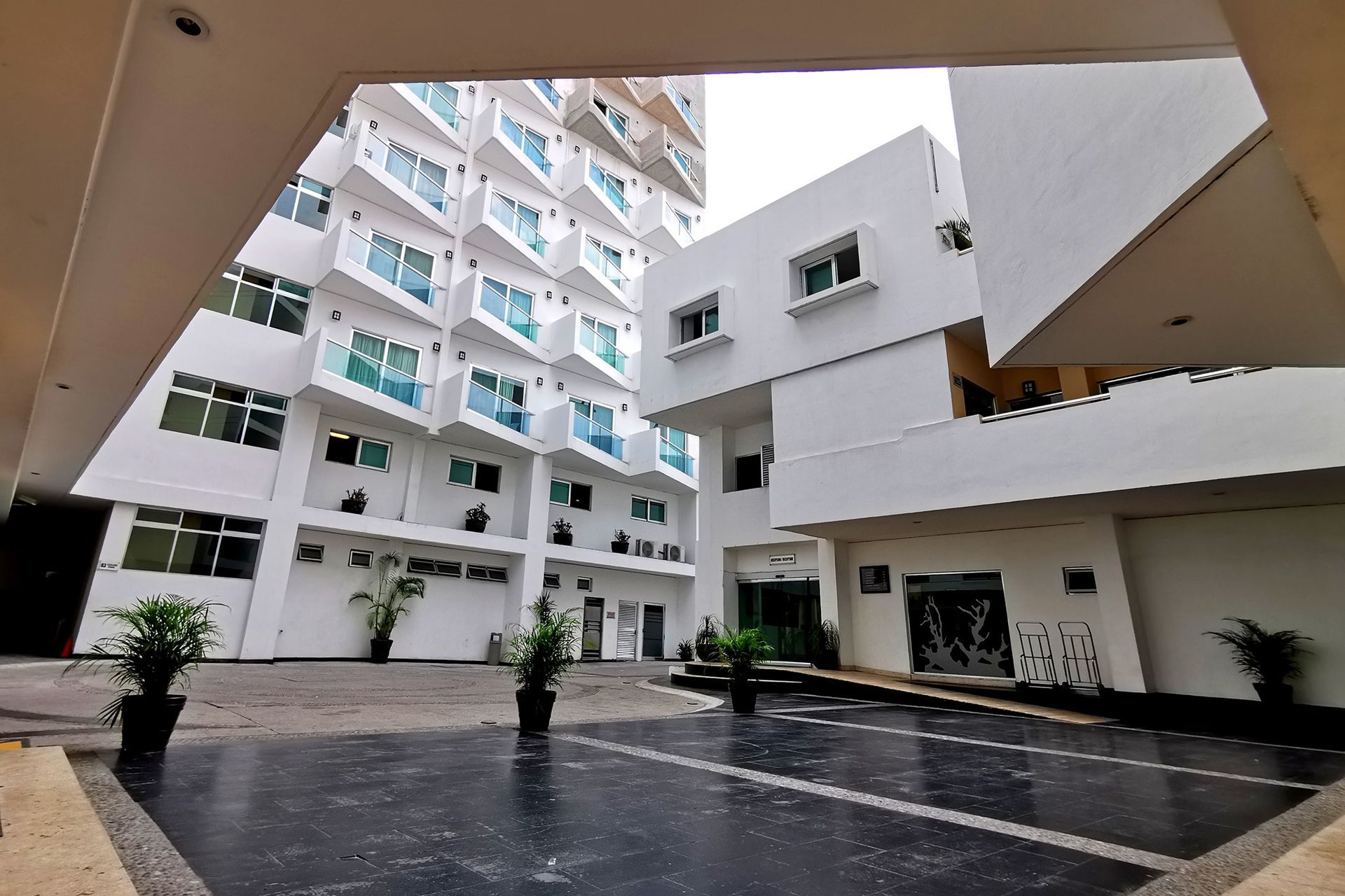 Un gran edificio blanco con muchas ventanas.
