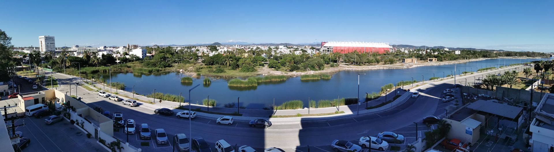 Una vista aérea de una ciudad con un lago en el medio.