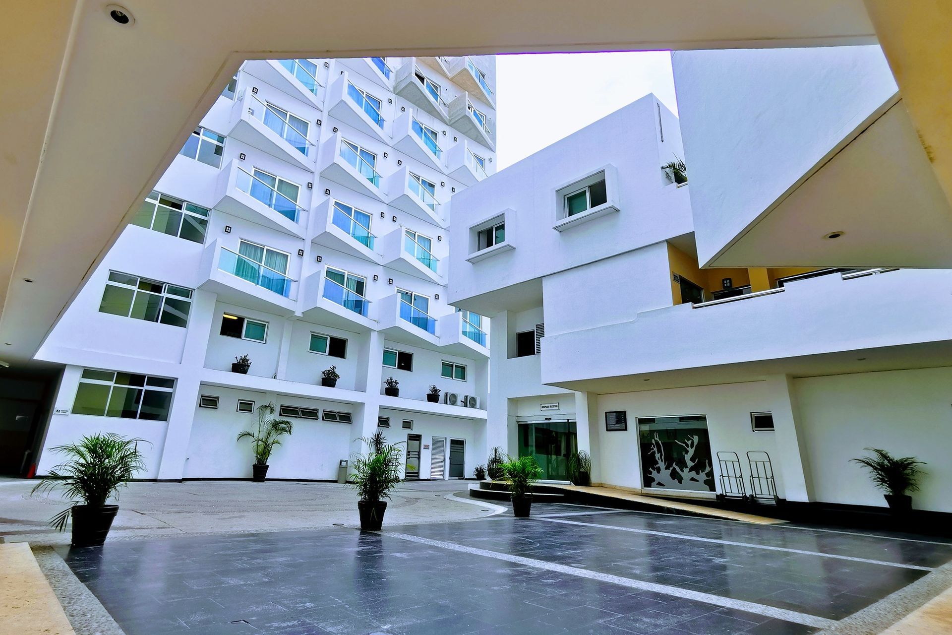 Un gran edificio blanco con muchas ventanas.