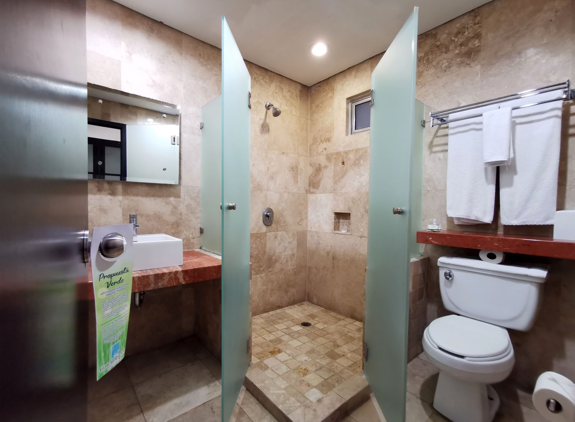 Baño de hotel en mazatlan sinaloa con inodoro y regadera