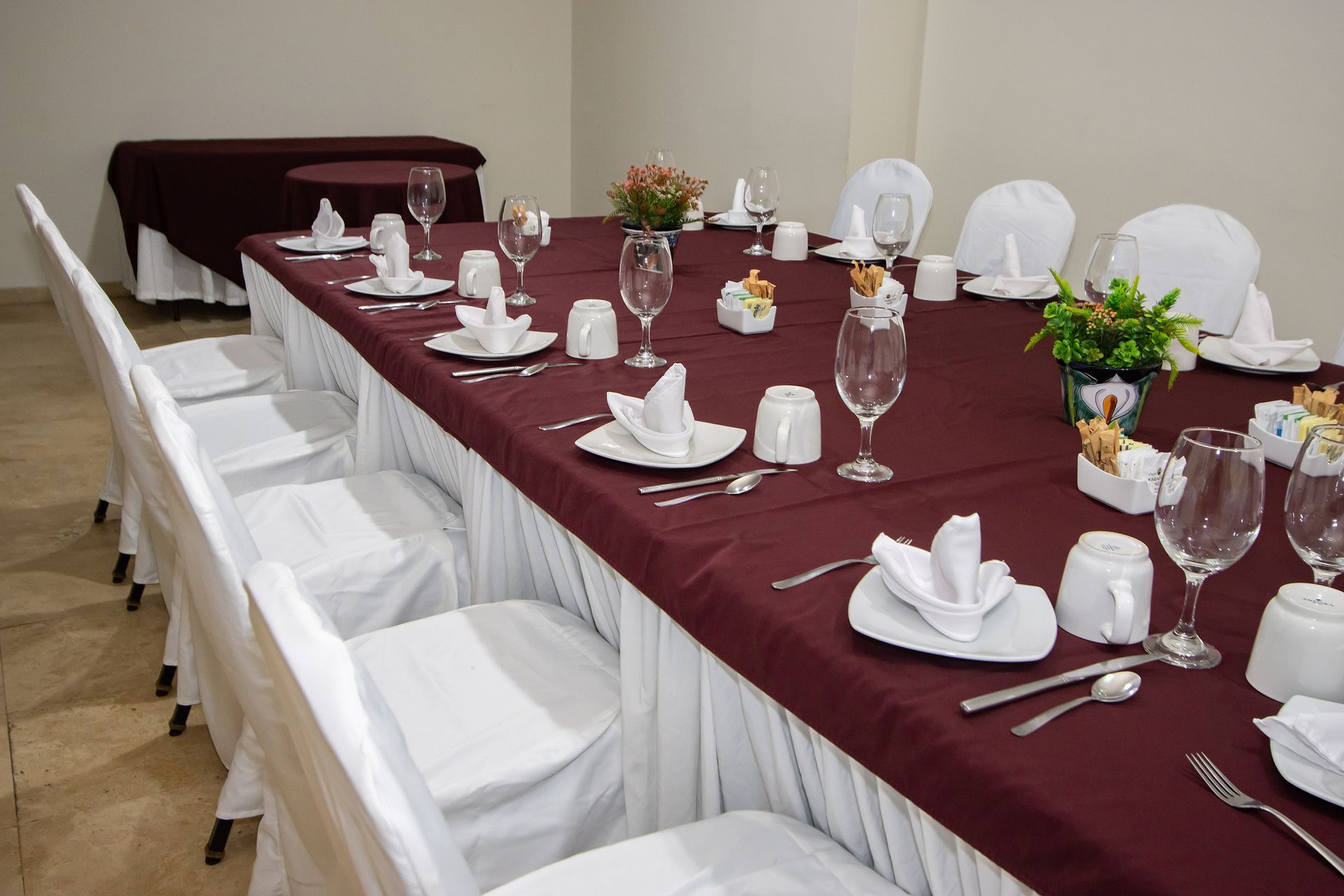 Una sala de conferencias con una mesa larga y sillas