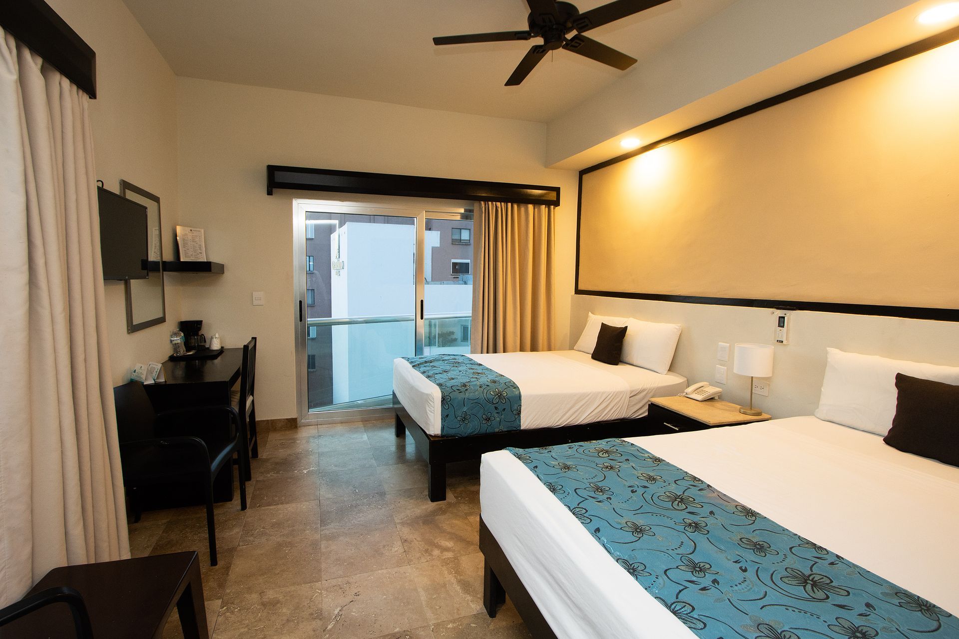 Una habitación de hotel con dos camas y un cuadro en la pared.