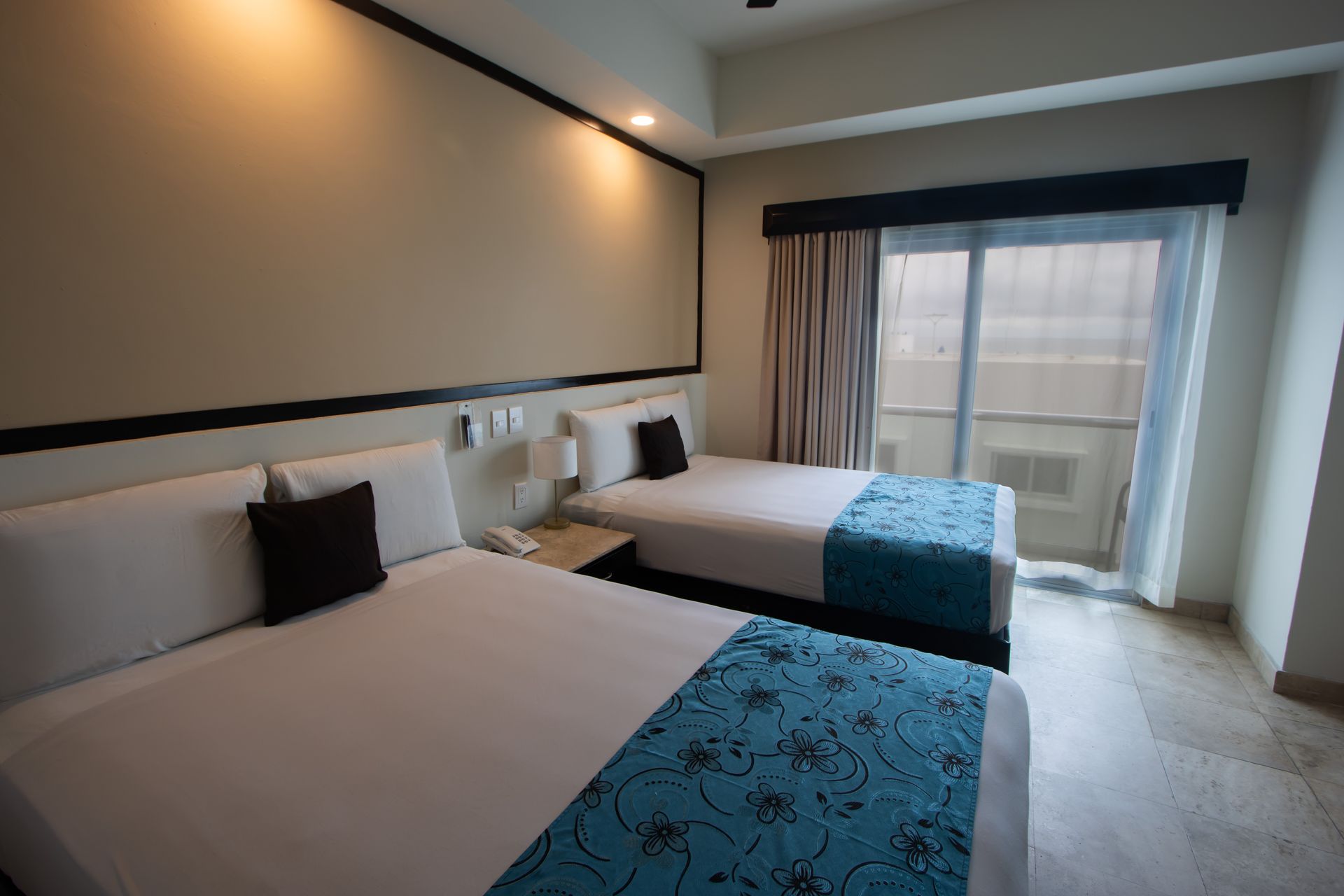 Una habitación de hotel con dos camas y un cuadro en la pared.