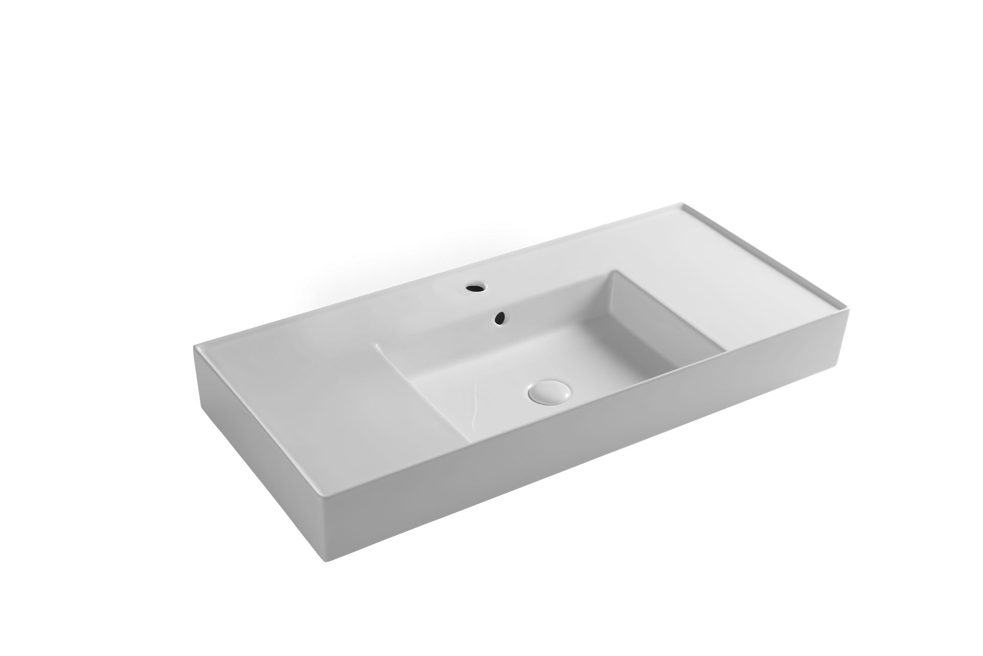 Lavandino rettangolare bianco per il bagno con rubinetto e piano d'appoggio.