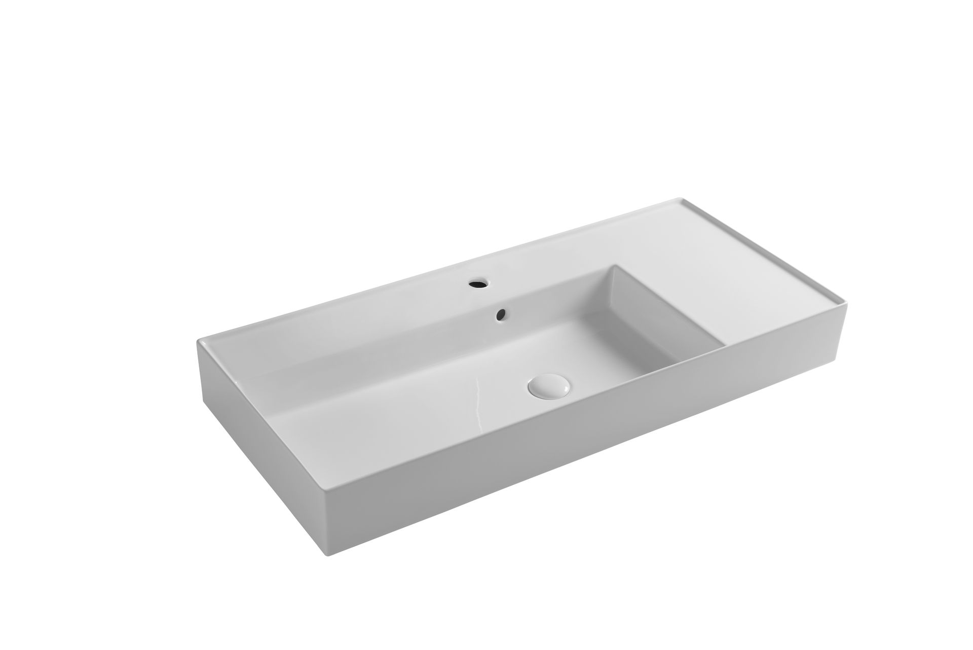 Lavandino rettangolare bianco per il bagno con piano d'appoggio incorporato sulla destra.
