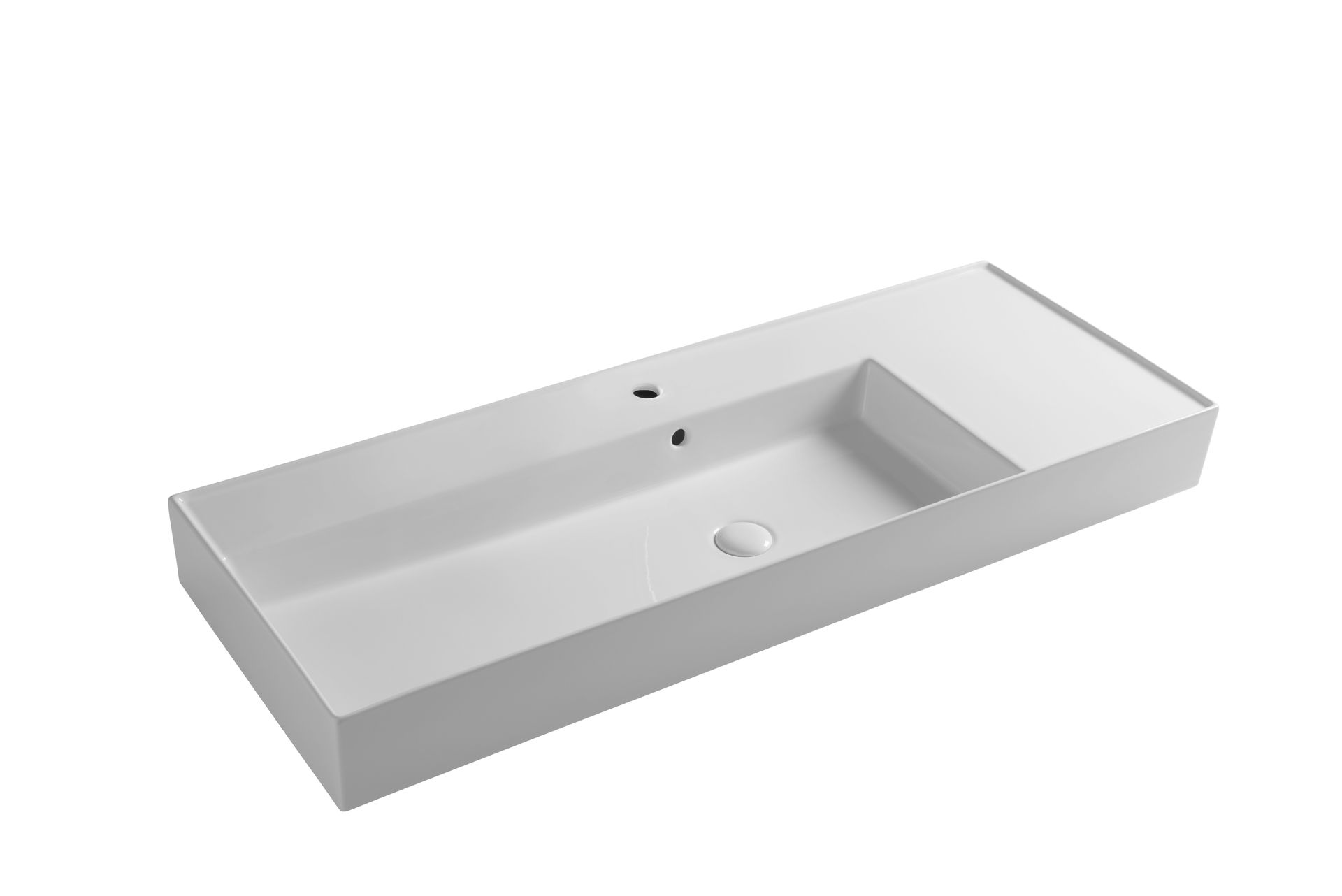 Lavandino rettangolare bianco per il bagno con ripiano laterale incorporato, due fori per il rubinetto e uno scarico.
