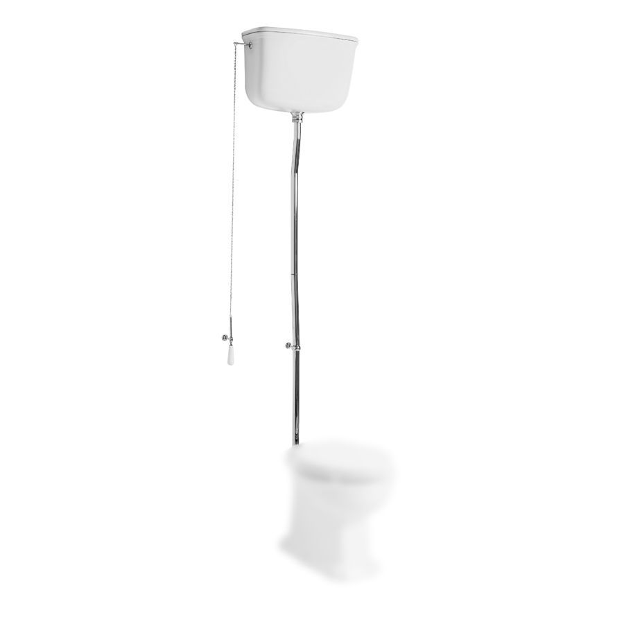 Un WC bianco a cassetta alta con tubo di scarico cromato e maniglia di scarico a catenella, su sfondo bianco.