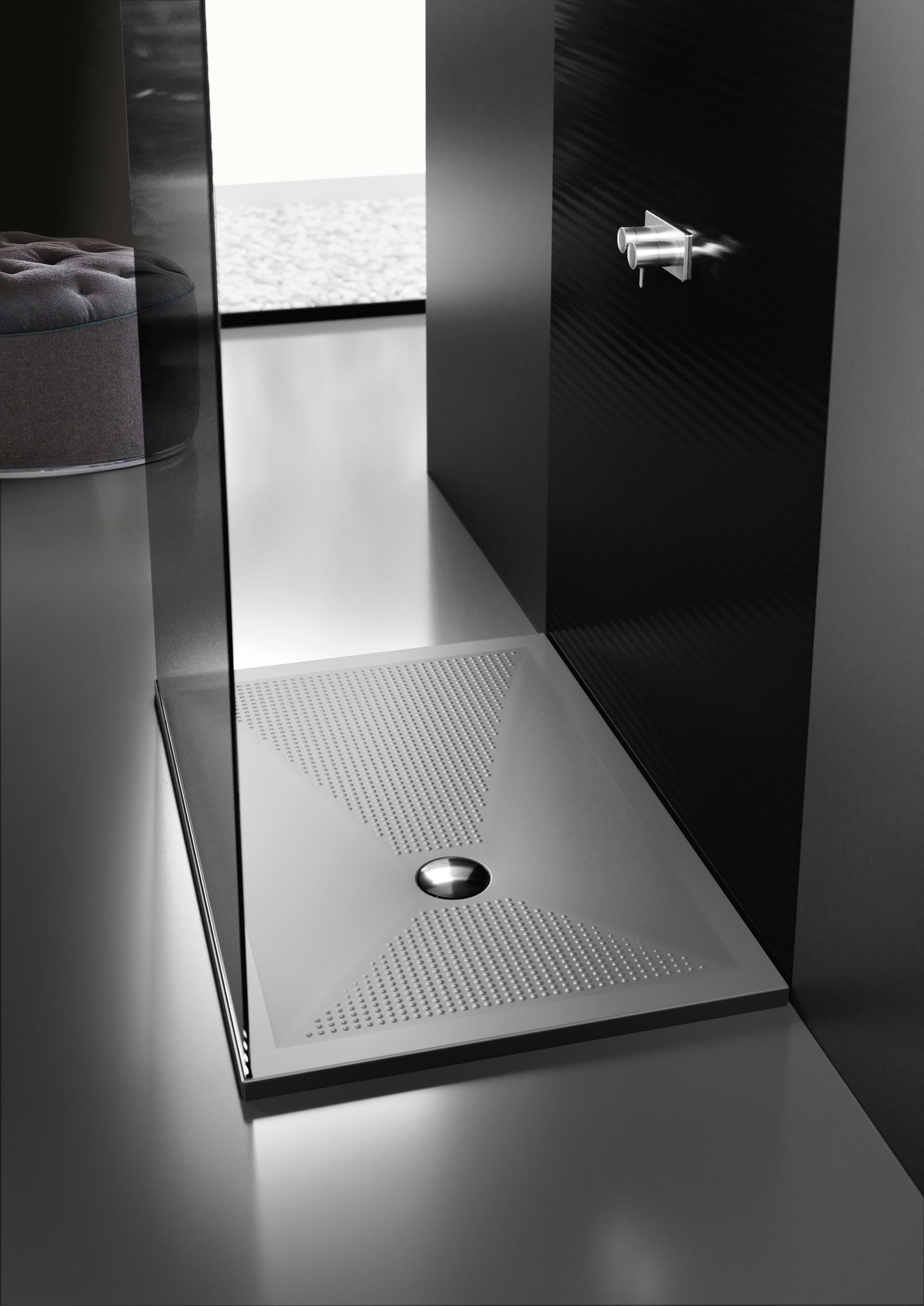 Elegante pavimento della doccia grigio scuro con scarico in un bagno moderno.