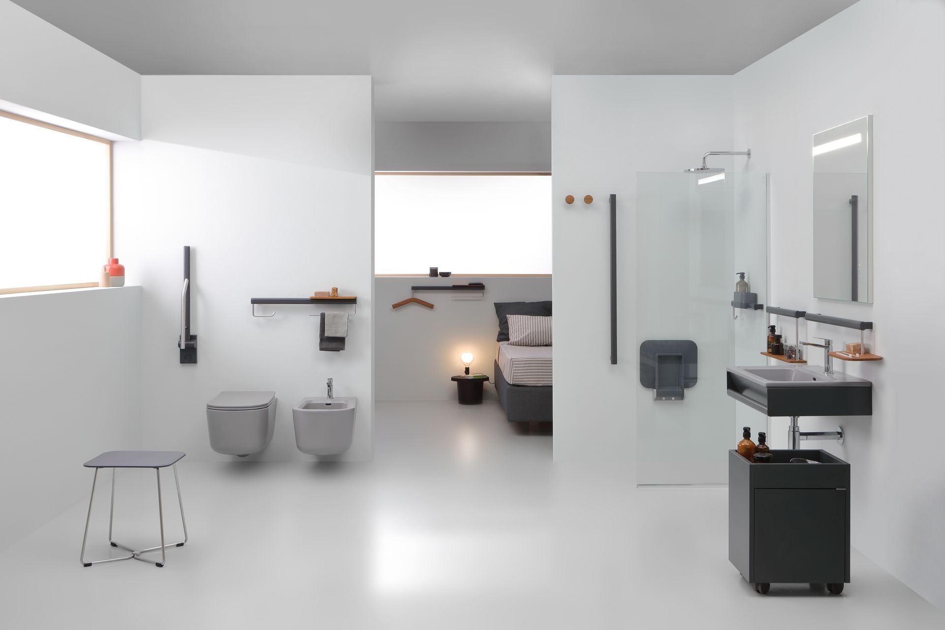 Bagno moderno e minimalista con WC sospeso bidet, doccia con sedile, mobile lavabo e sgabello in una palette di colori neutri