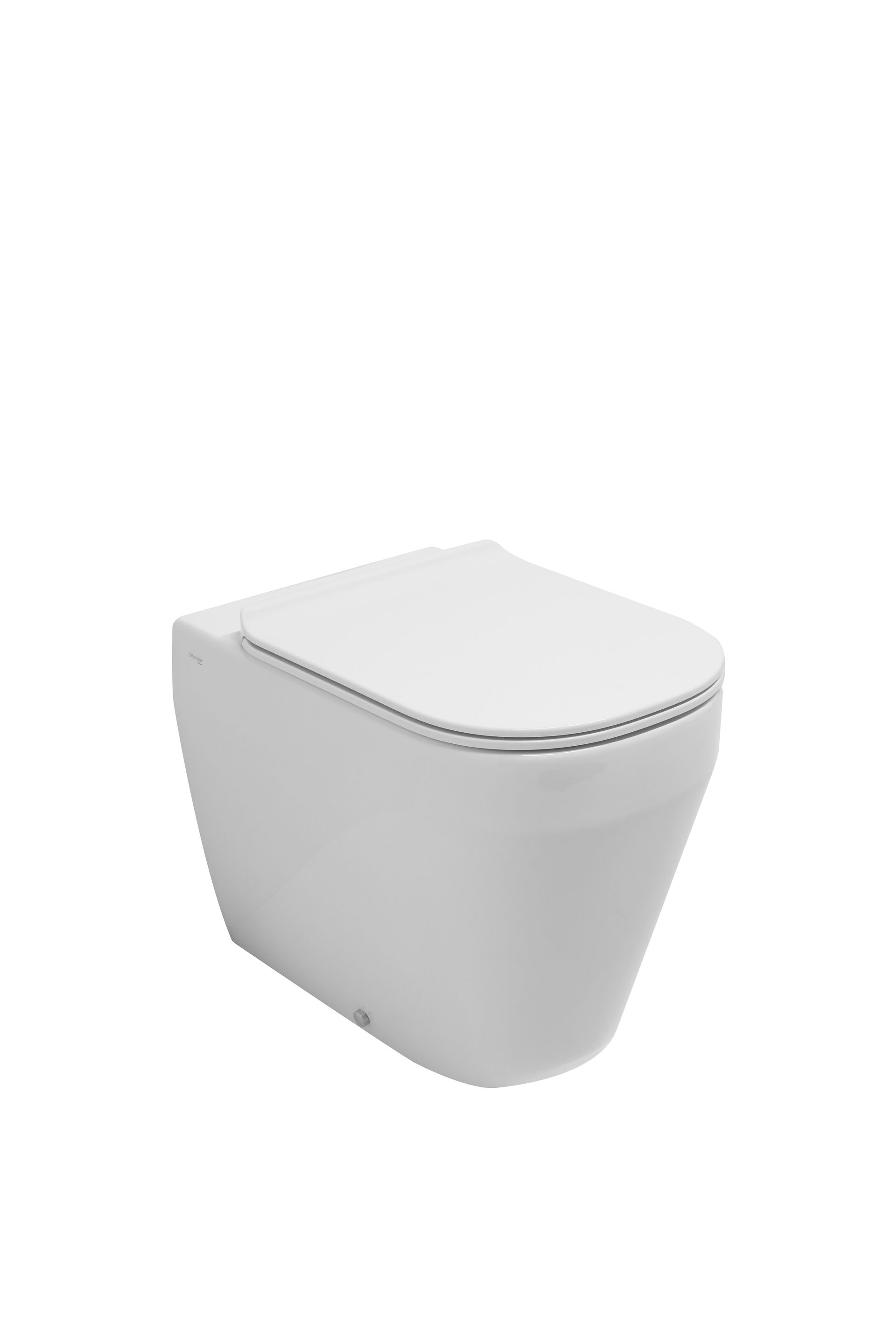 WC bianco sospeso con coperchio chiuso di forma quadrata. Vista angolata, su sfondo bianco.
