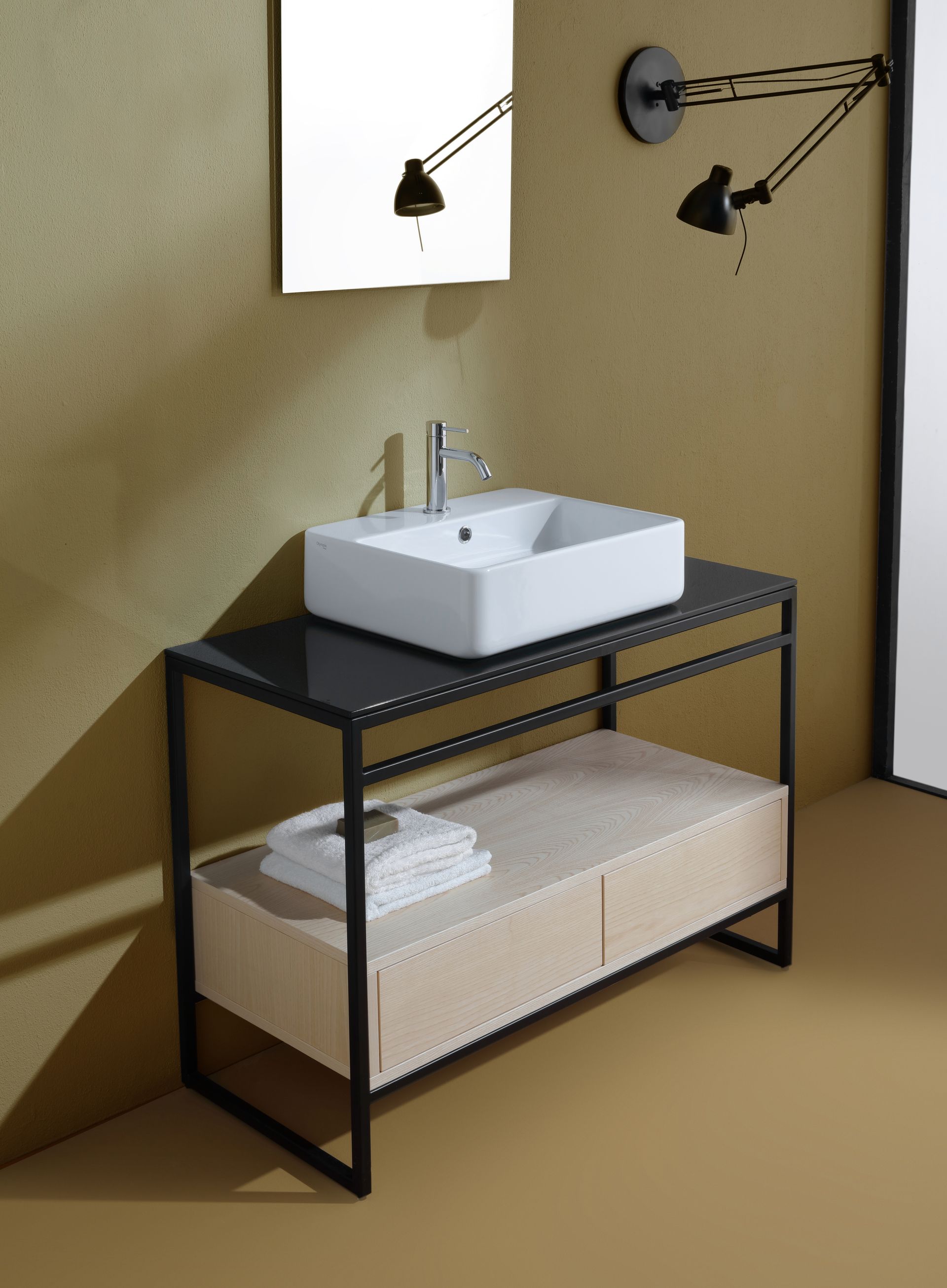 Mobile bagno con lavabo quadrato bianco, piano e cornice neri, mobile in legno chiaro e specchio.