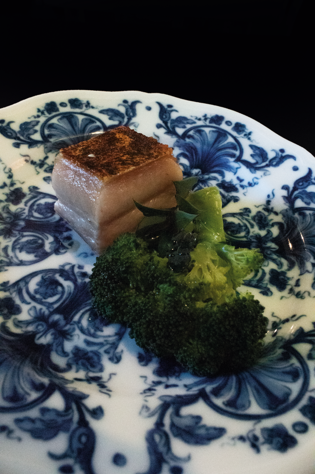 Salmone scottato su un piatto blu e bianco con broccoli e verdure