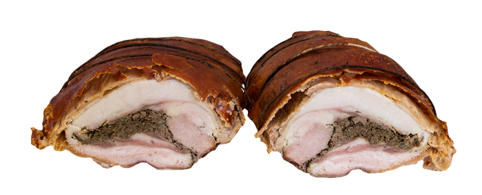 Due sezioni trasversali di un involtino di carne ripieno avvolto nella pancetta, che mostrano il ripieno a fette e la crosta dorata.
