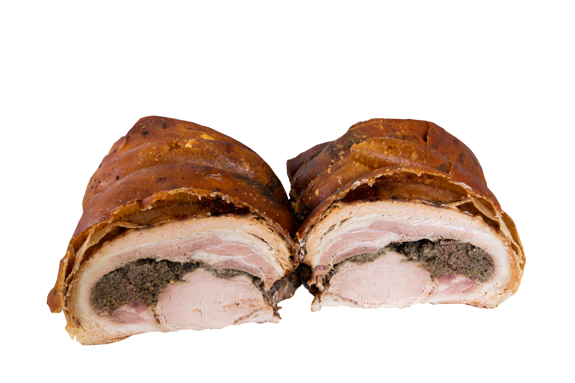 Panino con maiale arrosto a fette e crosta croccante e dorata su sfondo bianco.