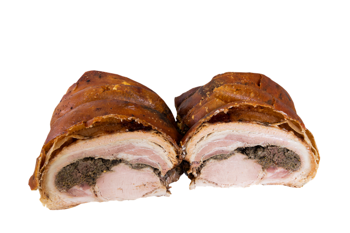 Panino con maiale arrosto a fette e crosta croccante e dorata su sfondo bianco.