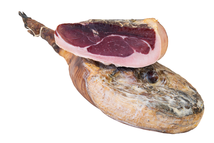 Due prosciutti stagionati, uno intero e uno tagliato a metà che mostra la marezzatura della carne e del grasso.