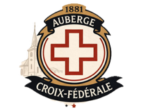 Logo de l'Auberge Croix-F&eacute;d&eacute;rale avec une croix rouge dans un cercle cr&egrave;me et une banni&egrave;re &agrave; ruban noir