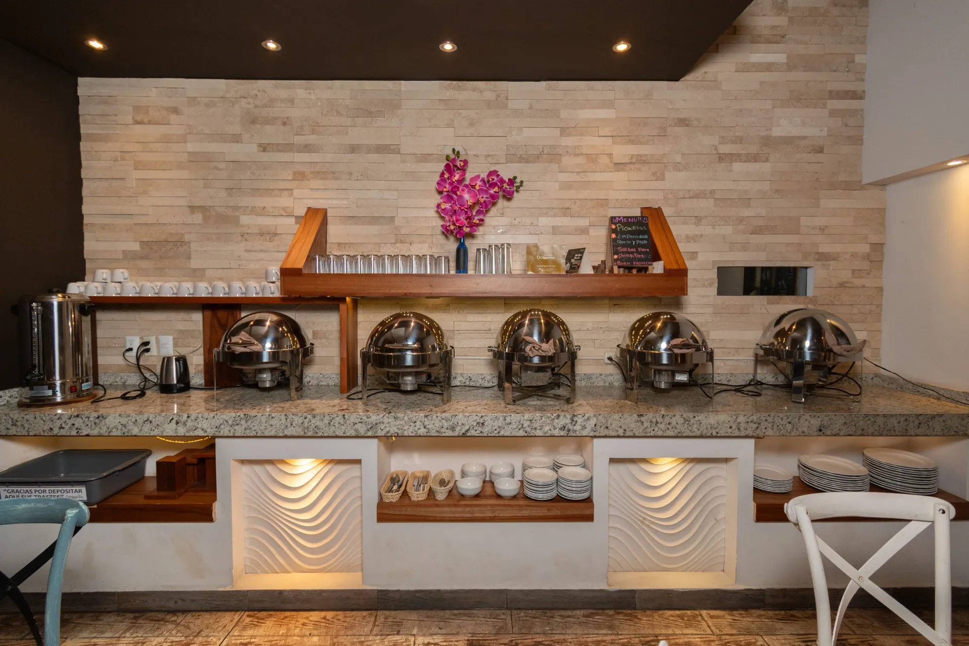 Un restaurante con mesas y sillas y un bar.