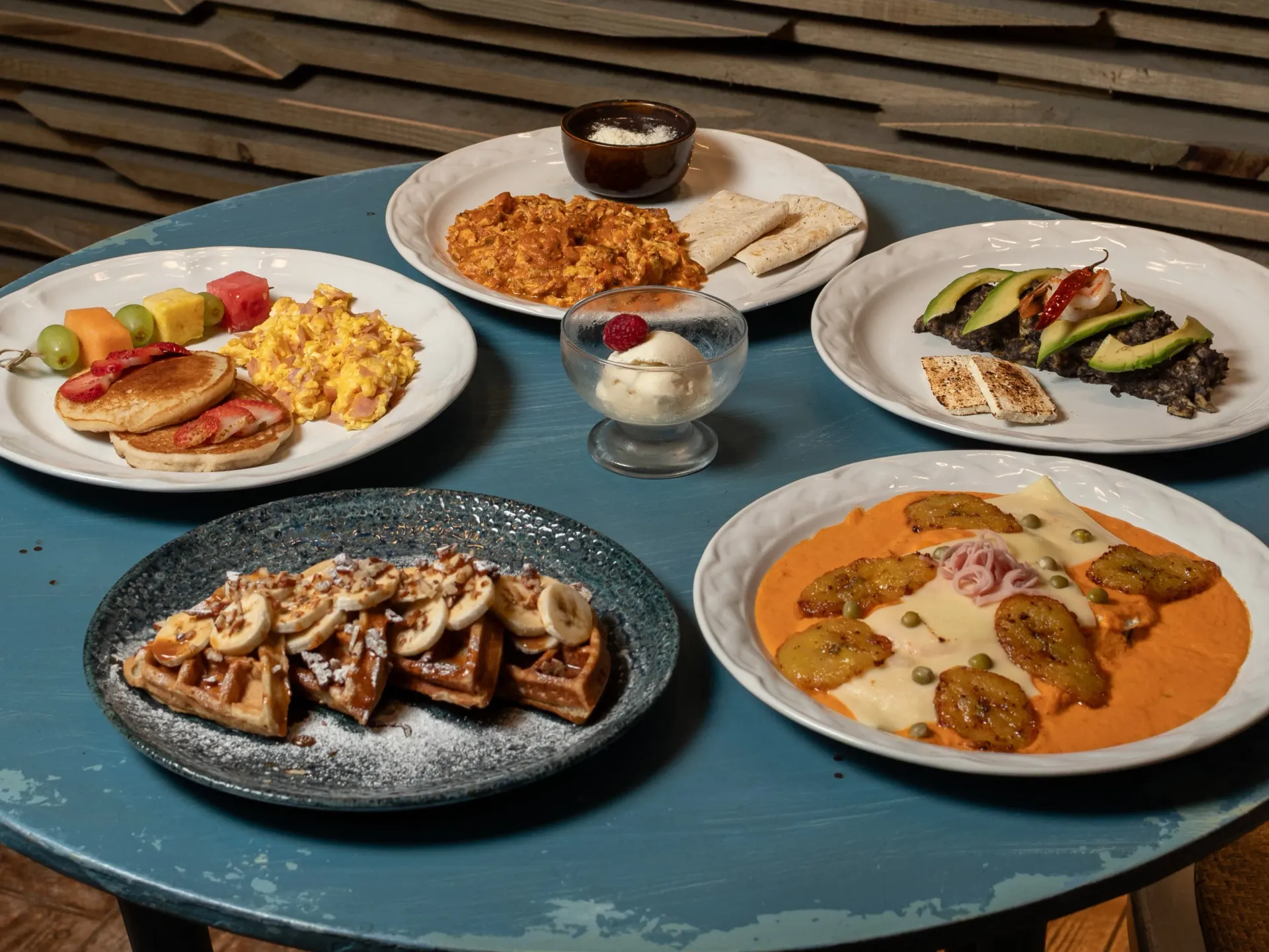 Un restaurante con muchas mesas y sillas.