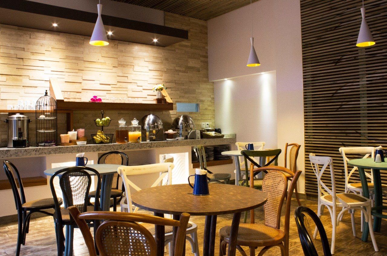 Un restaurante con mesas y sillas y un mostrador.
