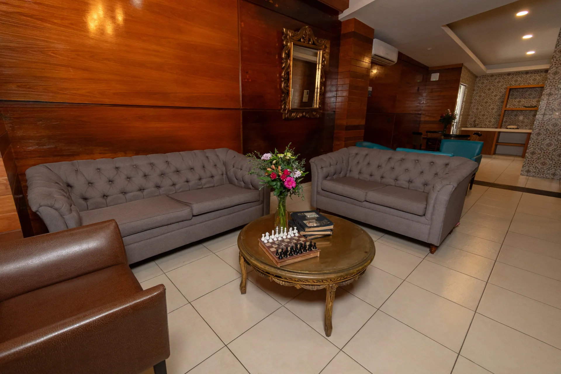 Un patio con jacuzzi, sillas y plantas.
