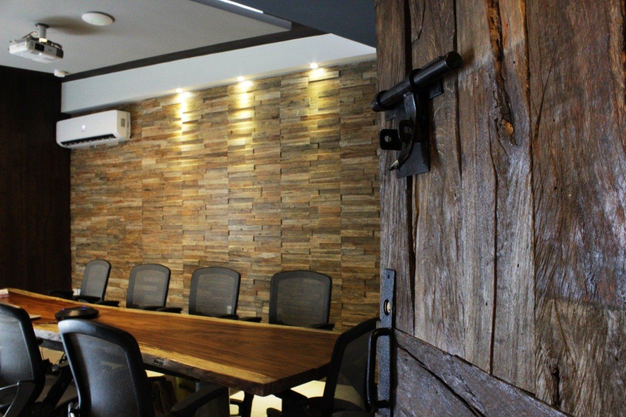 Una sala de conferencias con una mesa y sillas de madera.