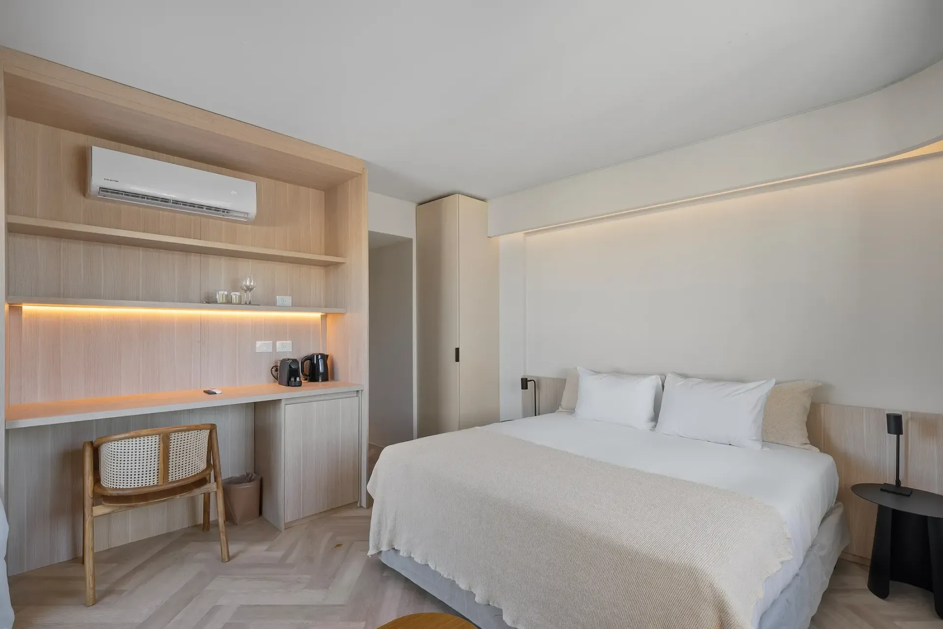 Un dormitorio con una cama king size y un escritorio.
