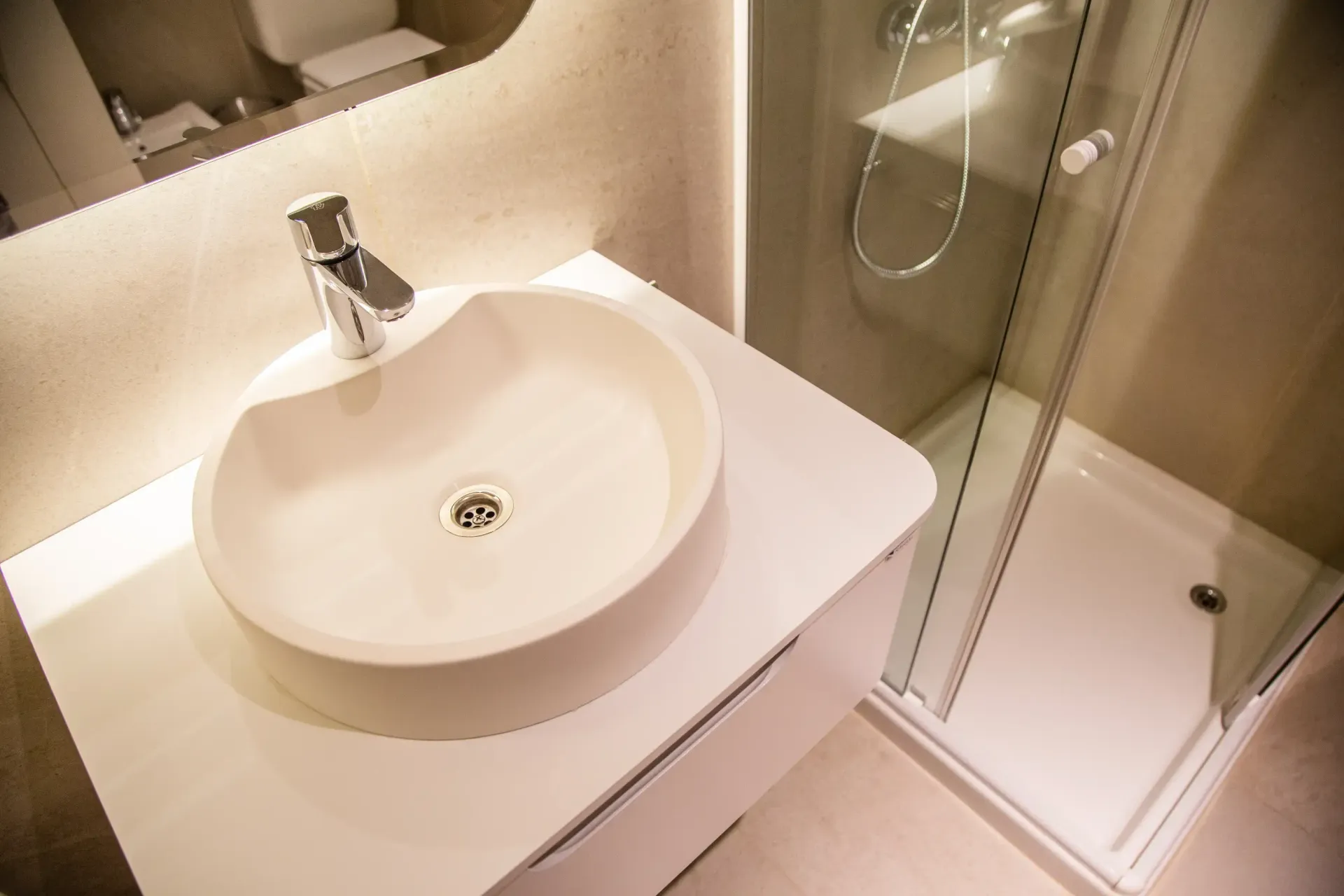 Un baño con lavabo y cabina de ducha.