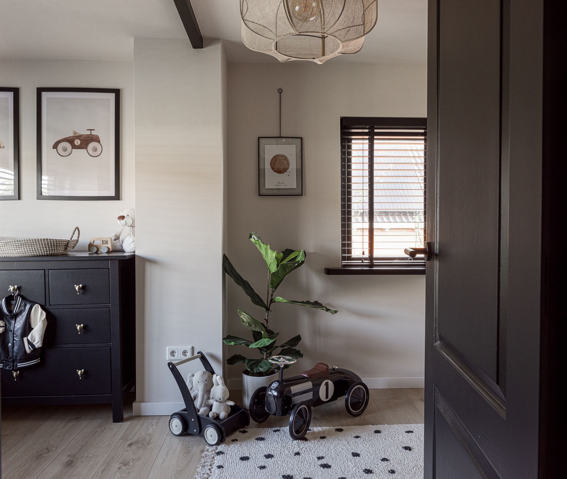 Een woonkamer met een bank, stoel en salontafel