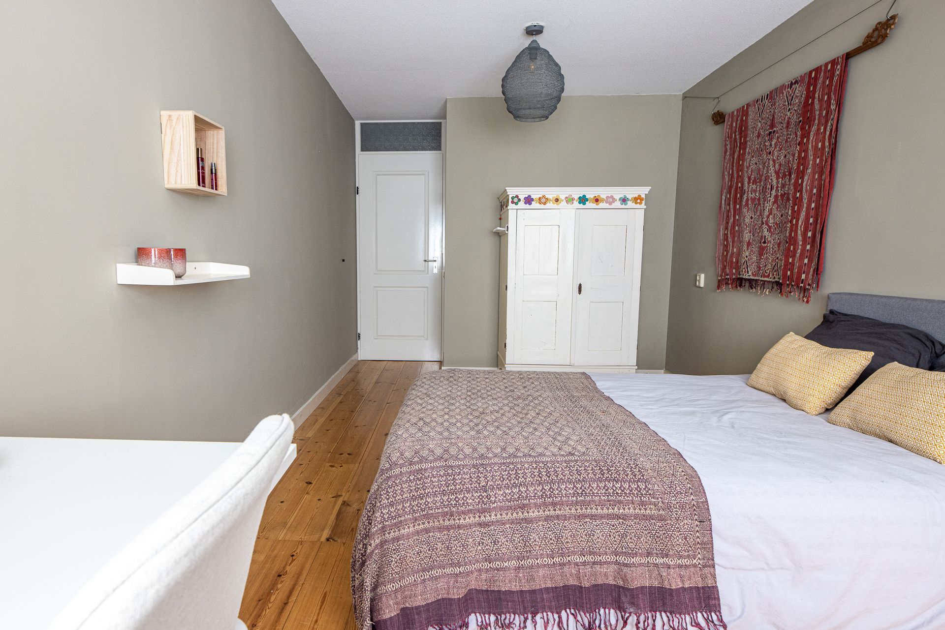 Een woonkamer met een bank, stoel en salontafel