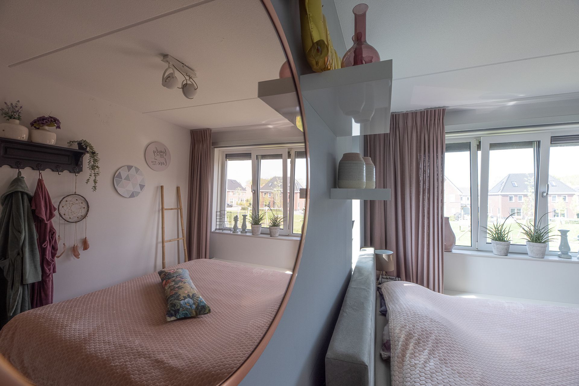 Een woonkamer met een bank, stoel en salontafel