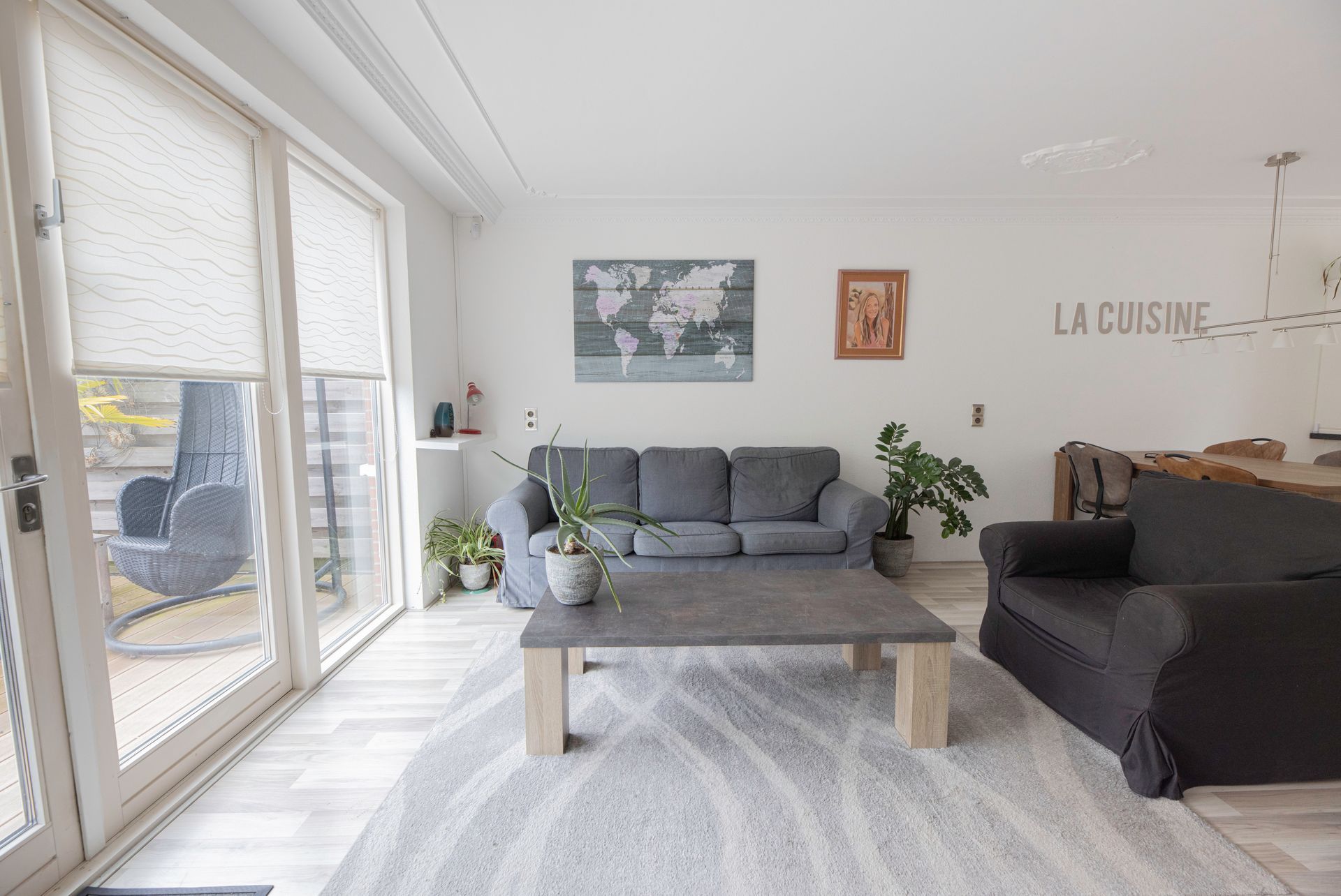 Een woonkamer met een bank, stoel en salontafel