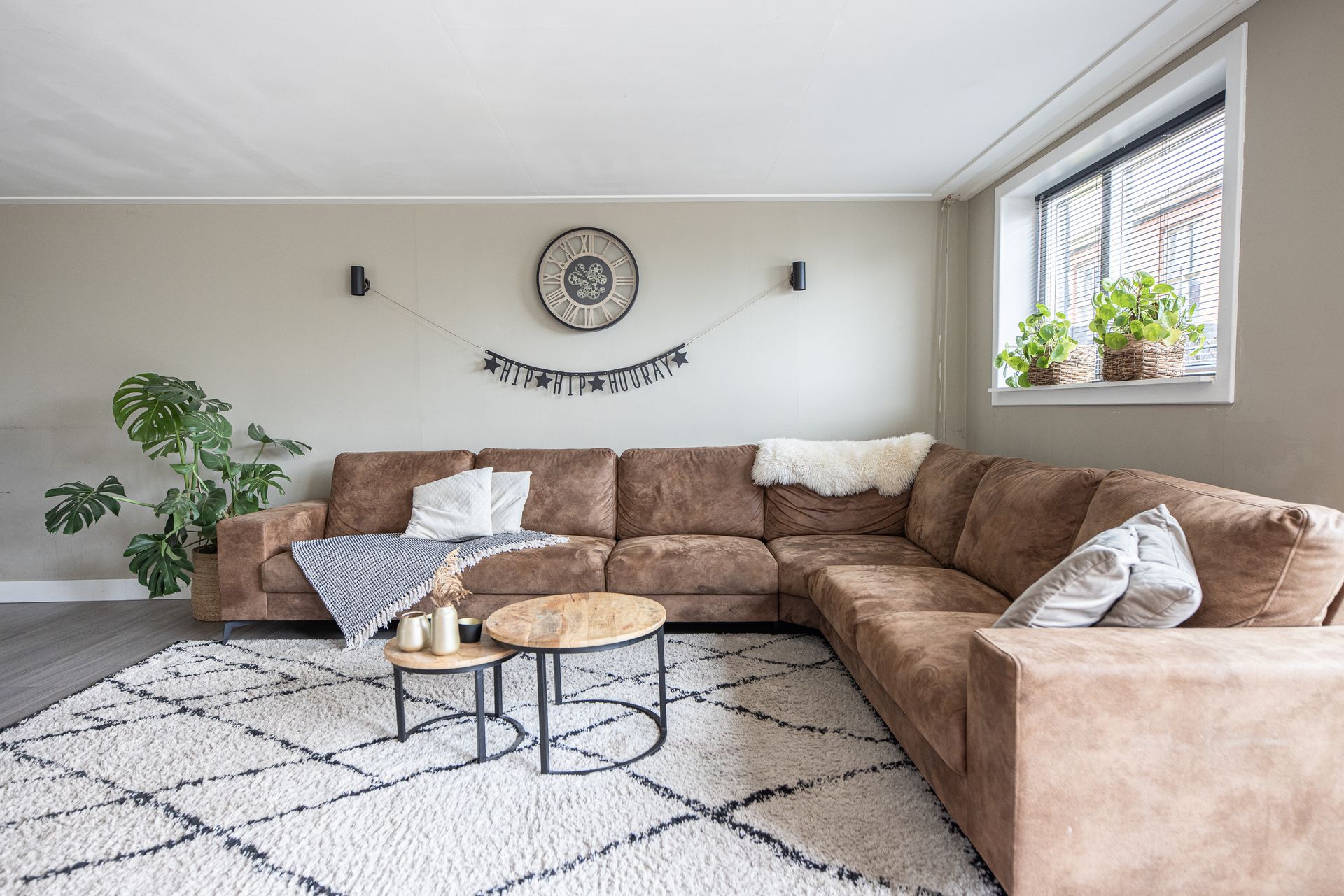 Een woonkamer met een bank, stoel en salontafel