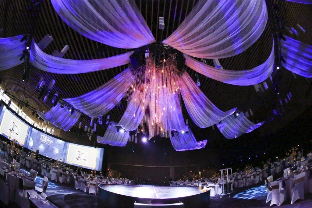 A large room with a chandelier hanging from the ceiling
