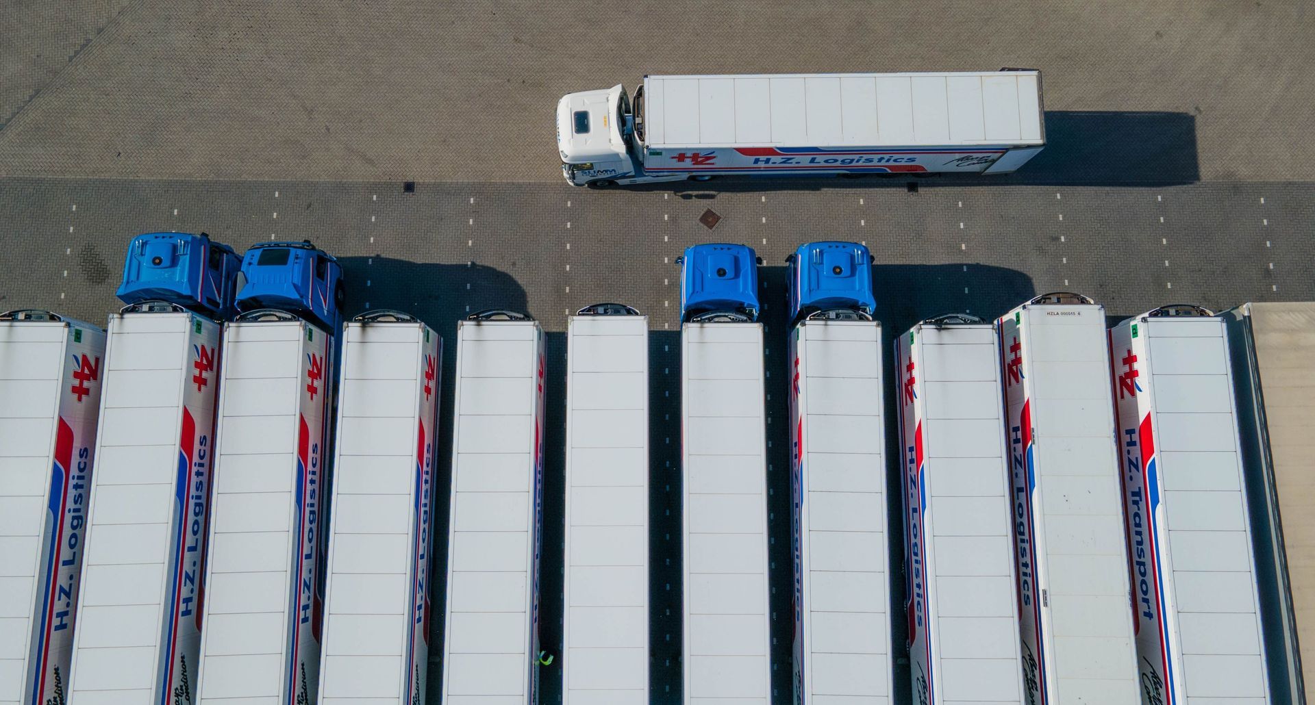 Camiones de carga trazabilidad almacén logística cadena suministro 