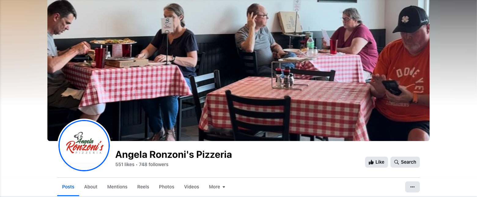 A group of people are sitting at tables in a restaurant.
