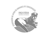 Um logotipo preto e branco de uma lontra sentada em uma pedra