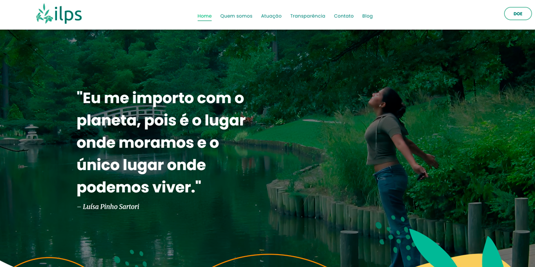 Uma mulher está parada em um parque com os braços estendidos.
