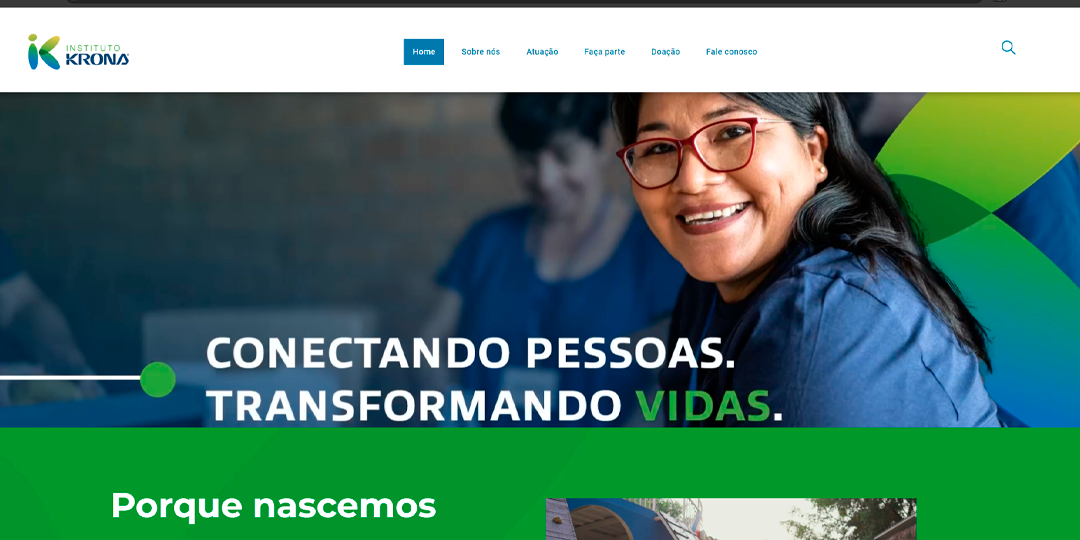 Uma mulher de óculos está sorrindo na página inicial de um site.