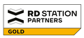 O logotipo dos parceiros da estação rd é dourado.
