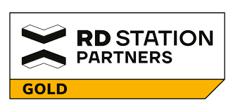 O logotipo dos parceiros da estação rd é dourado.