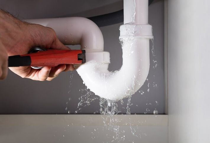 Plumber in Canberra fixing leaking pipes in home