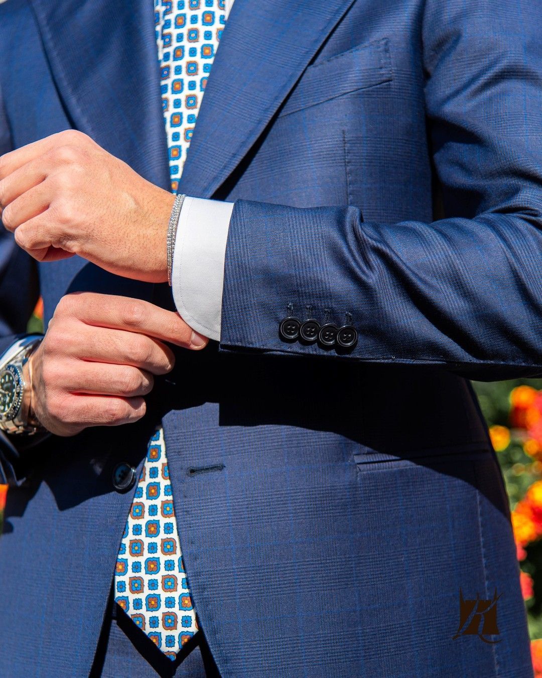 giacca blu con cravatta abbinata