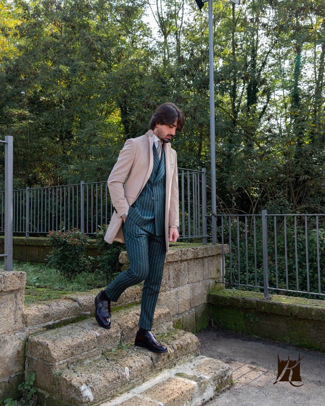 abito blu abbinata a giacca beige