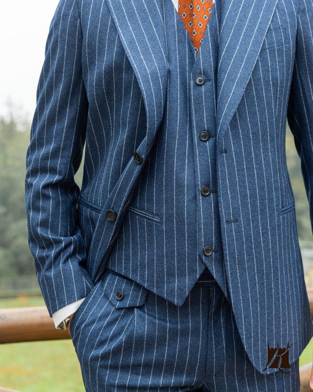 abito blu con righe bianche