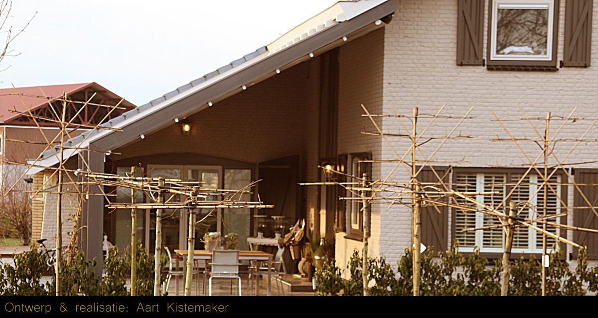 Fraai is het zeker, deze overkapping met Glu-Lam constructie, perfect aangepast aan de woning. Smallworx doet het.