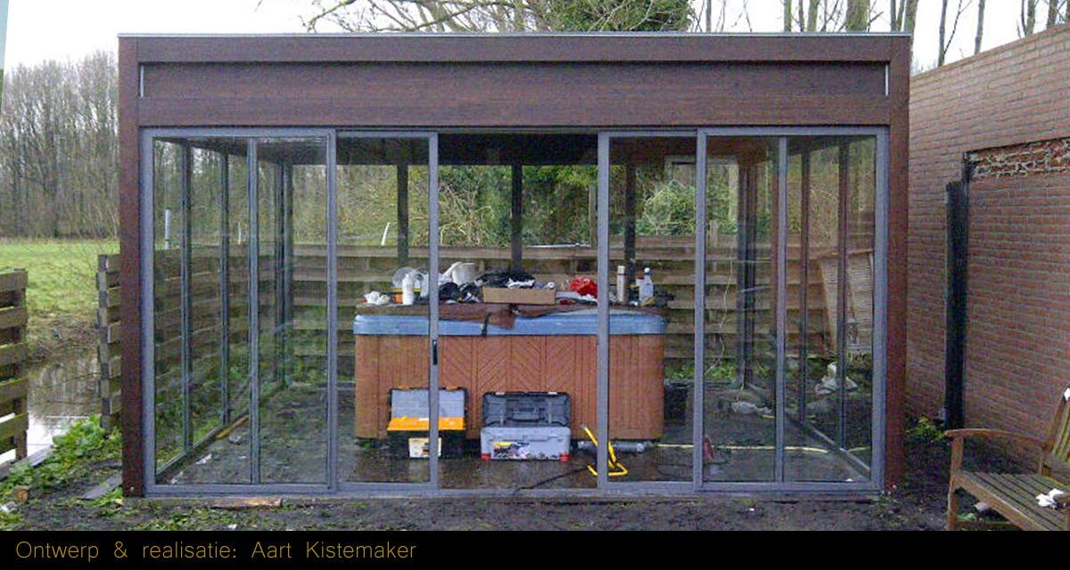 De overkapping met een horizontaal vouwdak kan open en dicht. een mooie relaxruimte.